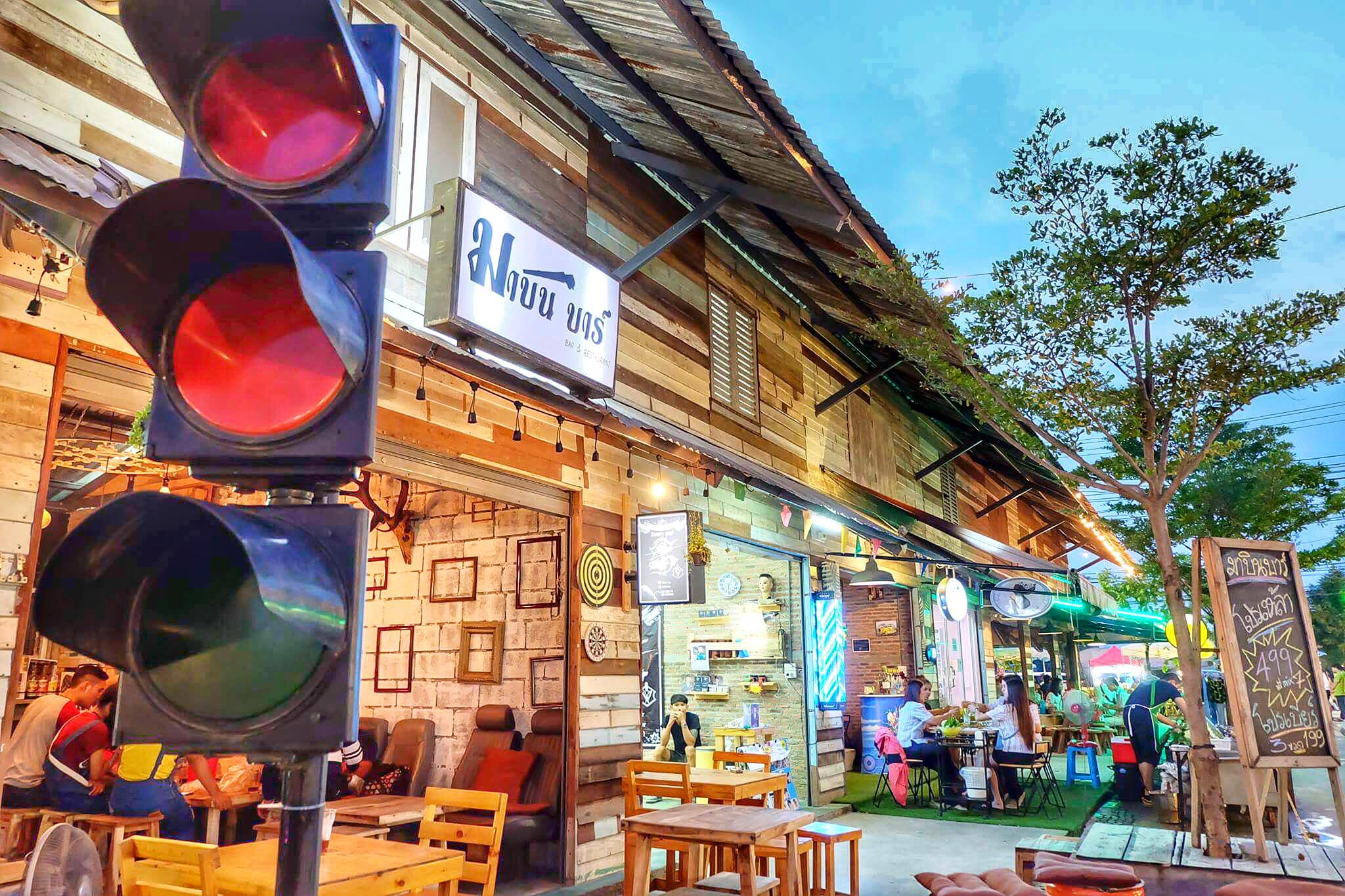 ทำเลค้าขาย-ตลาดนัดเรือบิน-02 ตลาดนัดเรือบิน "เดินเล่น กินลม ชมเรือบิน"