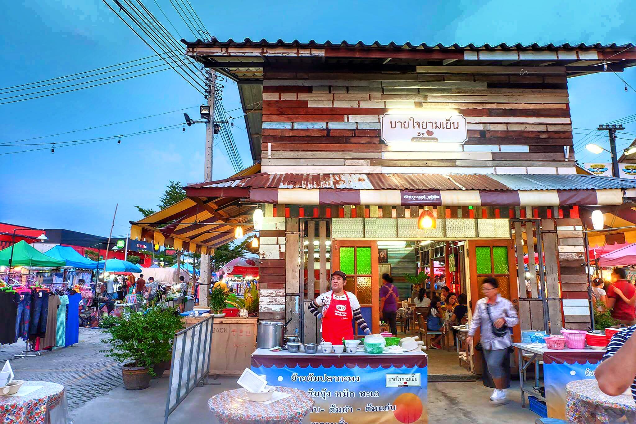 ทำเลค้าขาย-ตลาดนัดเรือบิน-03 ตลาดนัดเรือบิน "เดินเล่น กินลม ชมเรือบิน"