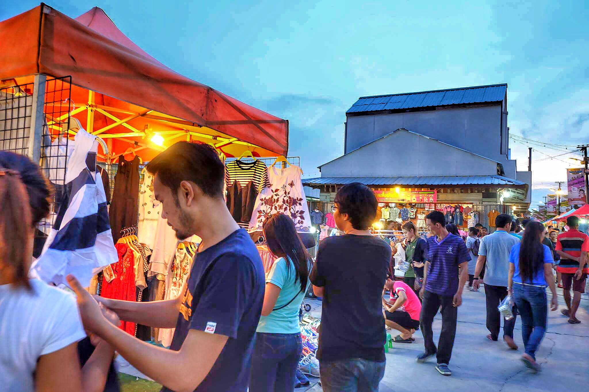 ทำเลค้าขาย-ตลาดนัดเรือบิน-04 ตลาดนัดเรือบิน "เดินเล่น กินลม ชมเรือบิน"