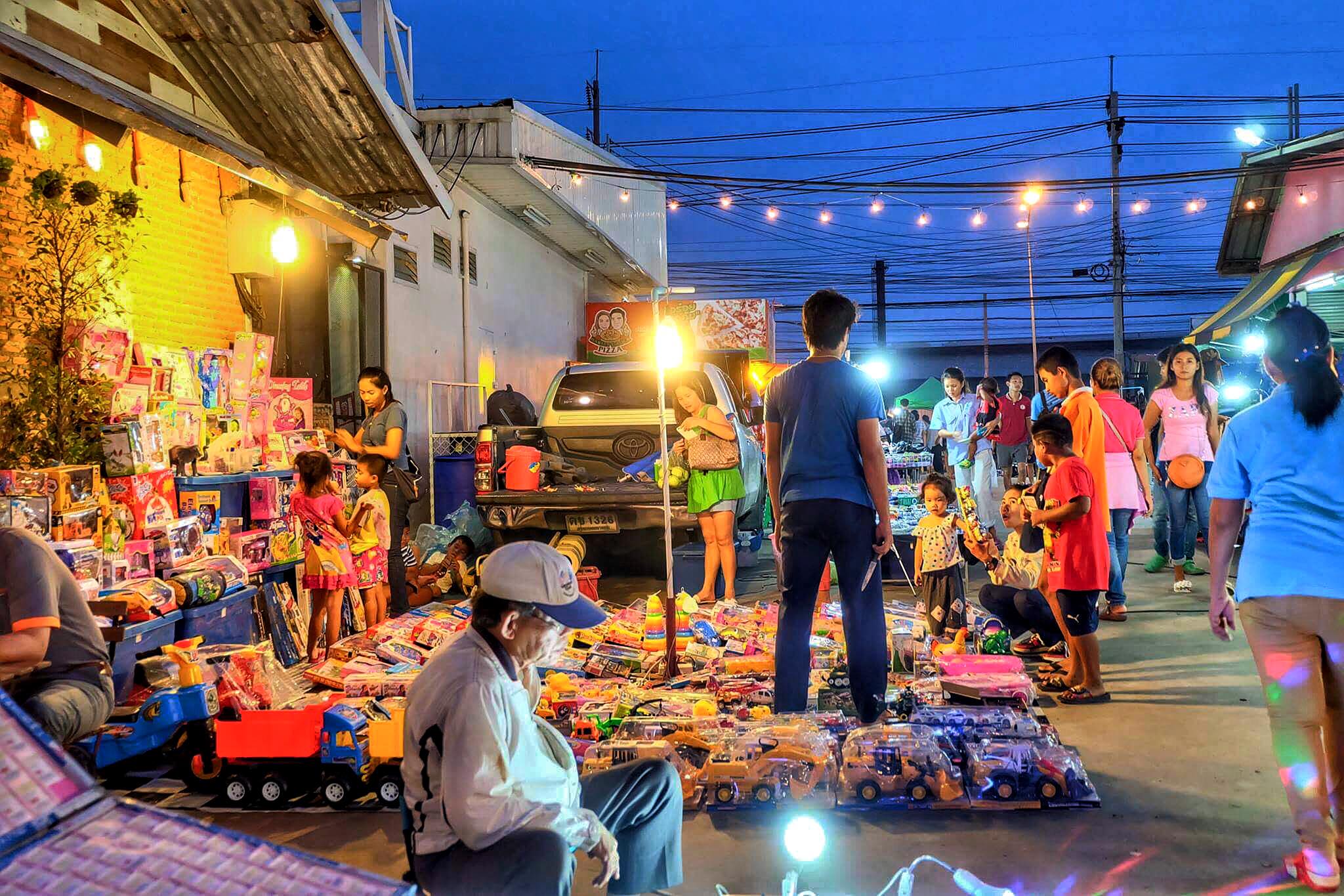 ทำเลค้าขาย-ตลาดนัดเรือบิน-05 ตลาดนัดเรือบิน "เดินเล่น กินลม ชมเรือบิน"