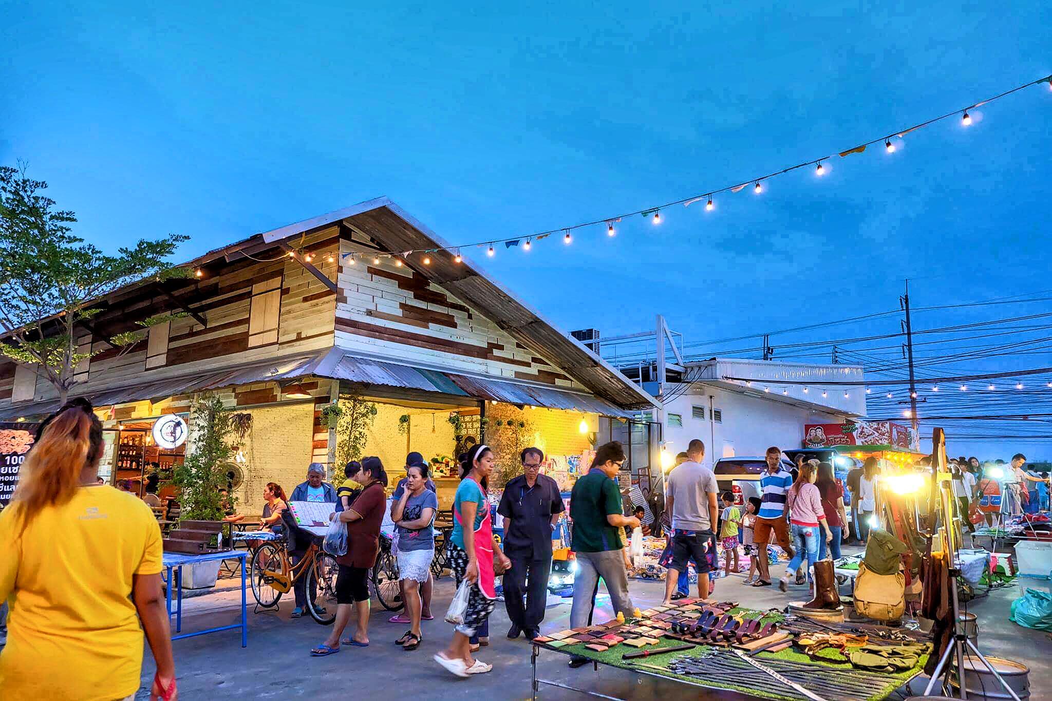 ทำเลค้าขาย-ตลาดนัดเรือบิน-06 ตลาดนัดเรือบิน "เดินเล่น กินลม ชมเรือบิน"