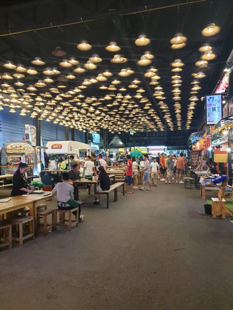ตลาดอัมพวาพัทยา04-768x1024 ตลาดอัมพวา พัทยา มาร์เก็ต  ถนนคนเดิน เปิดรับพ่อค้าแม่ค้า